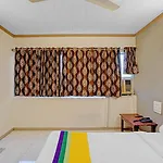 Itsy Hotels Aakash,100 Mts From Sardar Patel Stadium