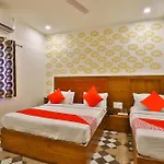 Oyo 30712 Surya Palace