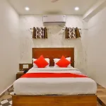 Oyo 30712 Surya Palace