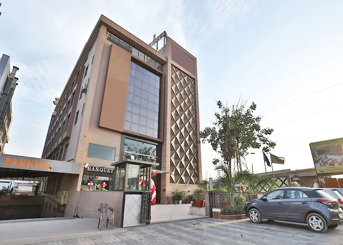 Oyo 13253 The Grand Vinayak Hotel