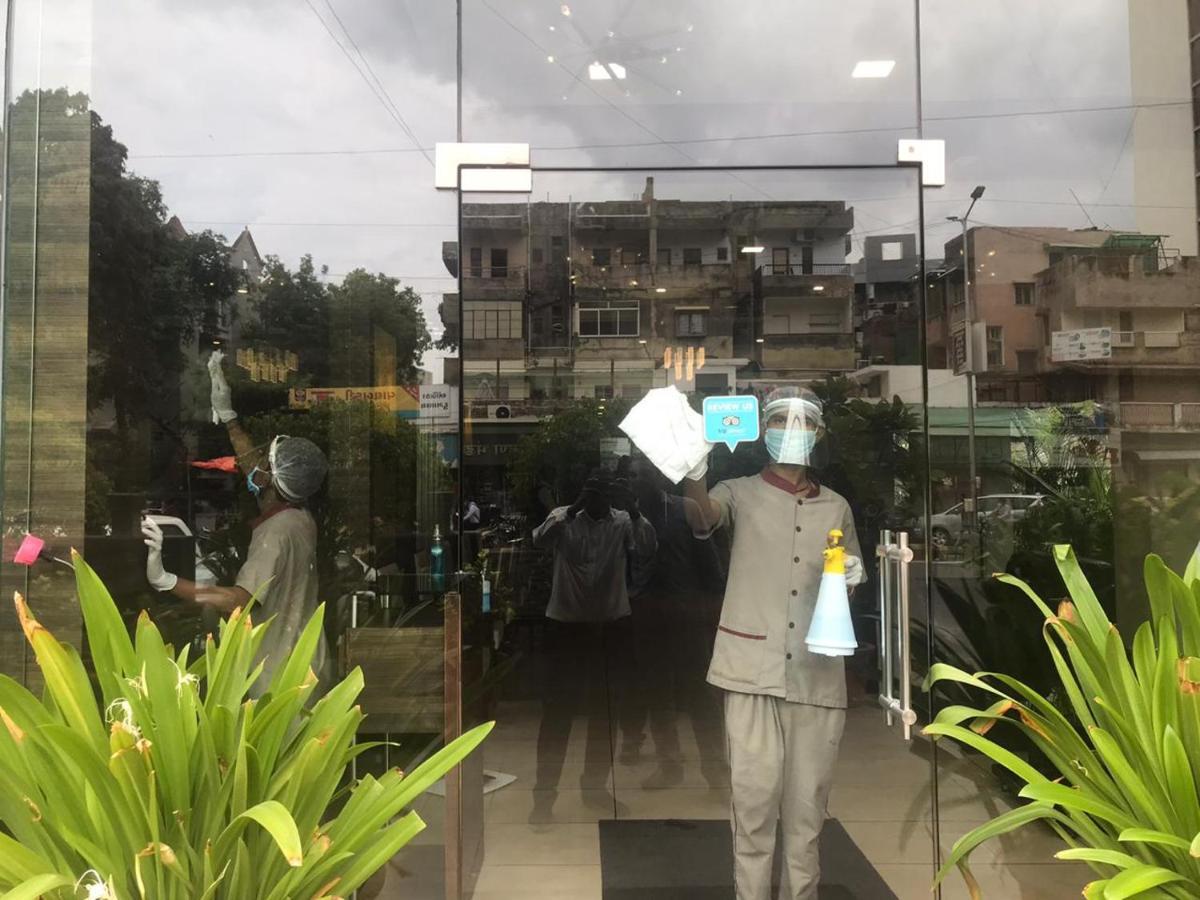 Hotel Le Grande Residency -unmarried Couples Are Not Allowed Ahmedabad