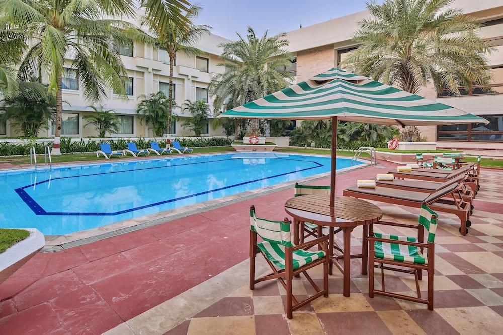 Hotel The Ummed Airport 5*