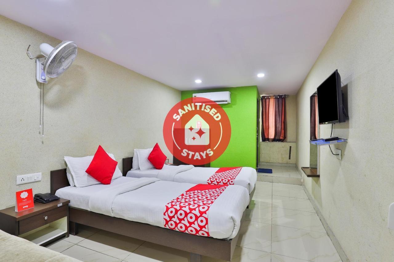 Vaccinated Staff- Oyo 8692 Vibrant Regency 3*