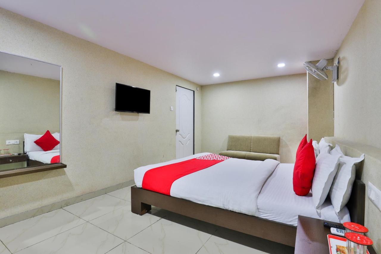 Vaccinated Staff- Oyo 8692 Vibrant Regency 3* Ahmedabad