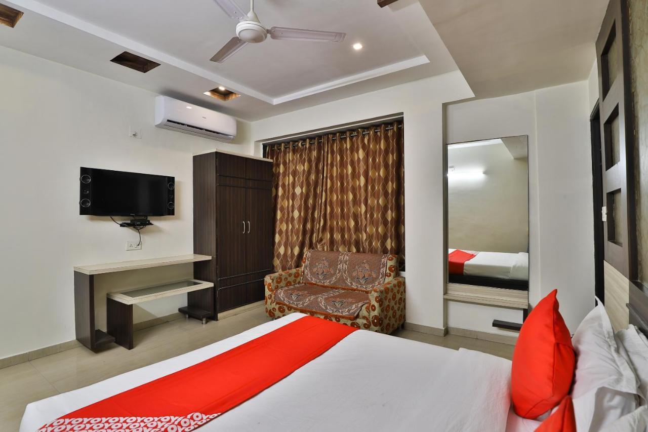Oyo 2174 Radhey Ahmedabad