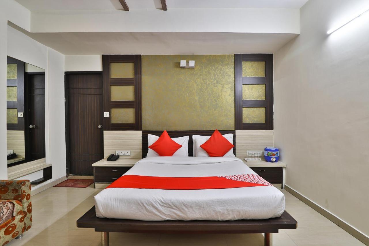 Oyo 2174 Radhey Hotel Ahmedabad