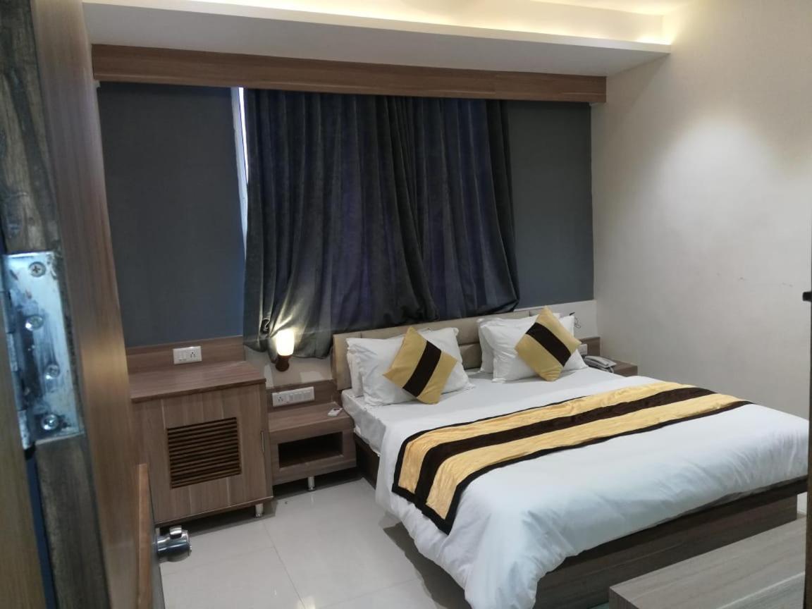 Hotel Satellite