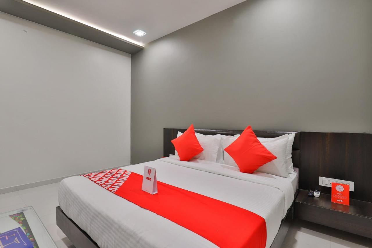 Hotel Oyo 16383 Raj Palace