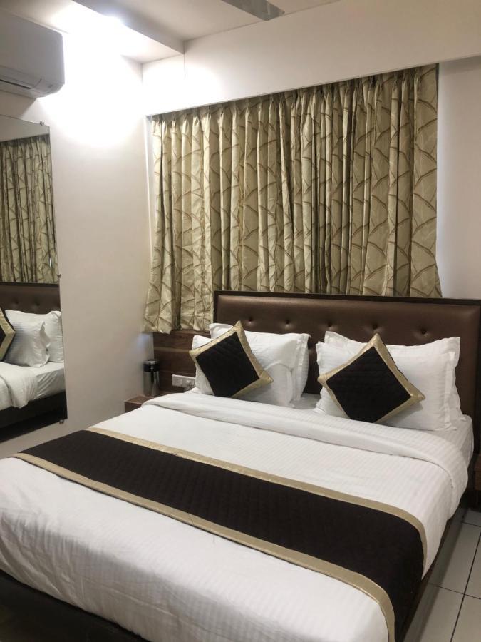 Hotel Circle *