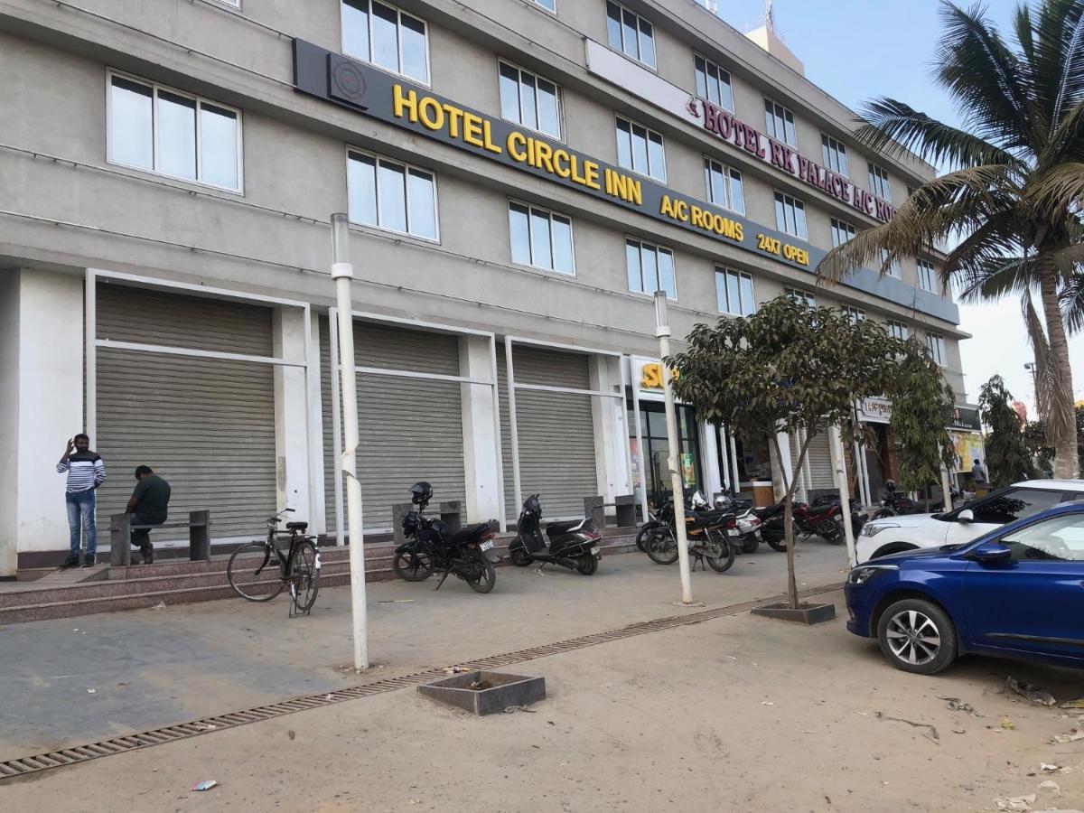 Circle Hotel *