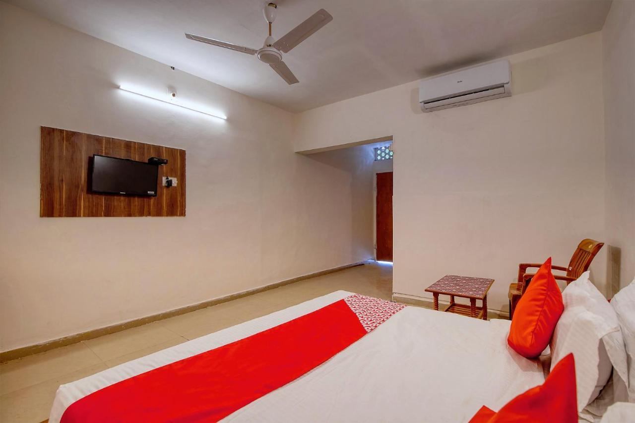 Oyo 41073 Aavkar Hotel Ahmedabad