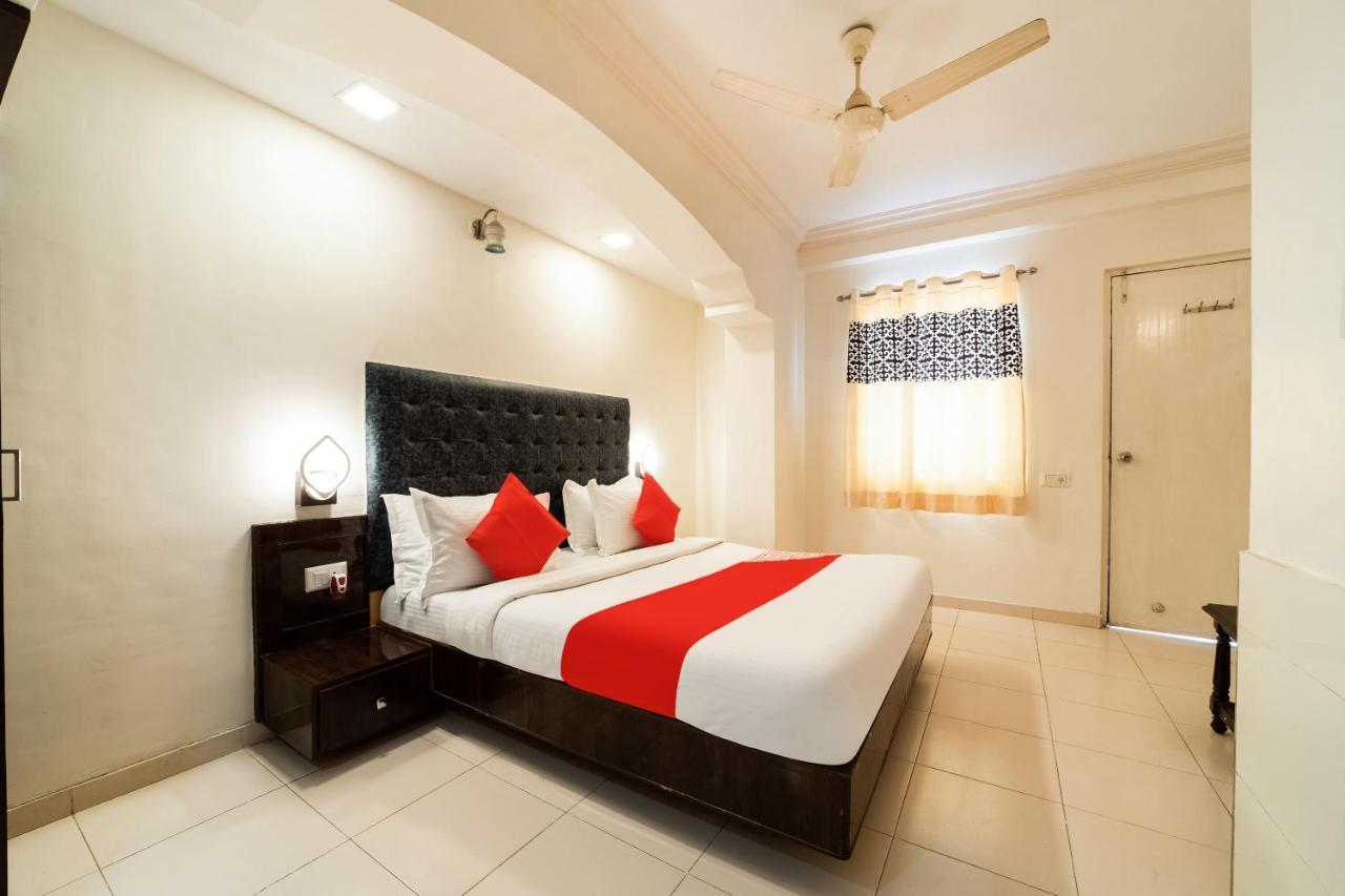 Collection O 11650 Grand Apple Hotel
