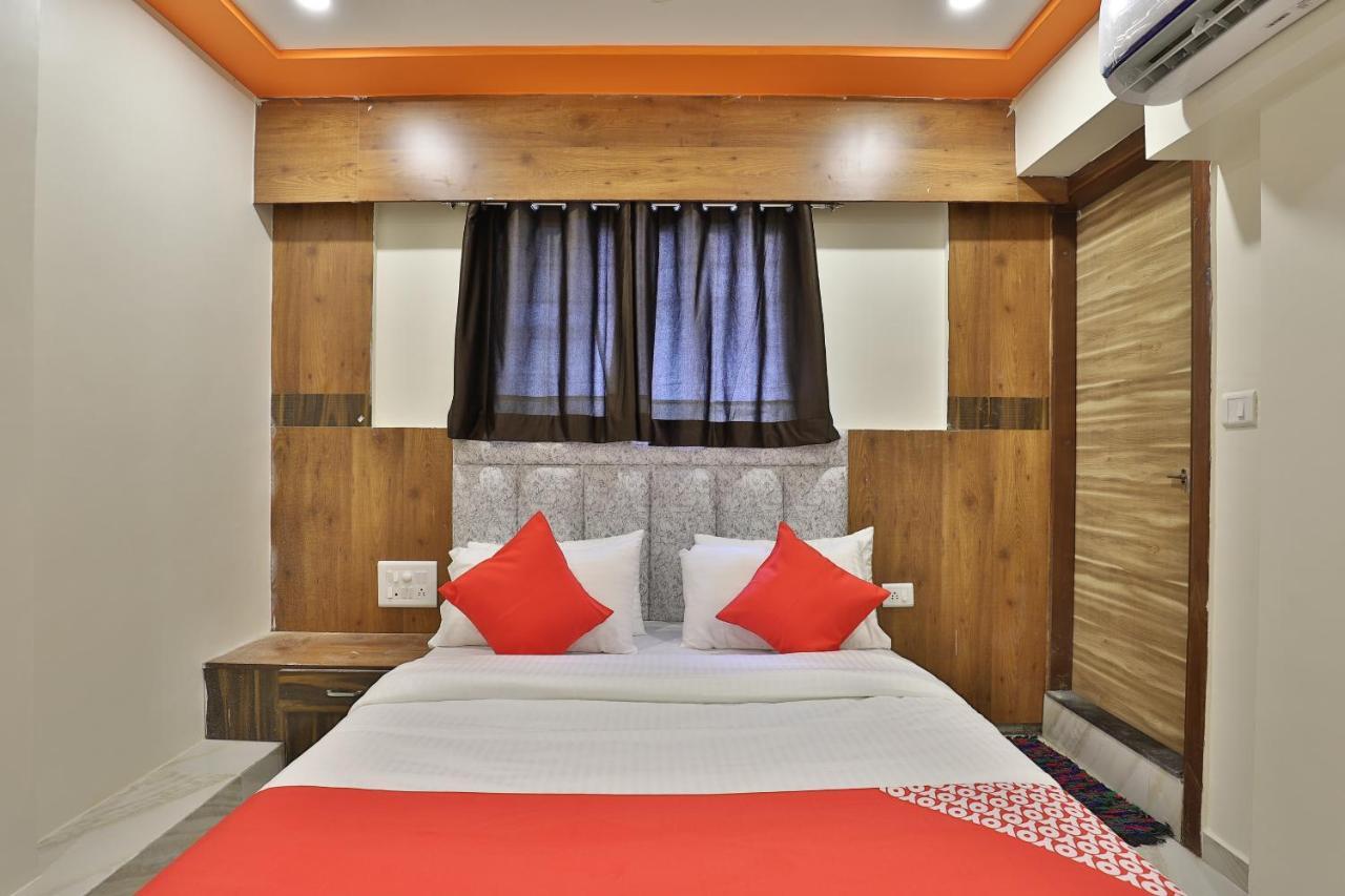 Hotel Oyo 37359 Hotel Shiv Villa Ahmedabad