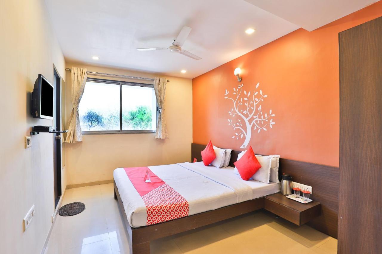 Oyo 2466 Laljis Hotel 3*