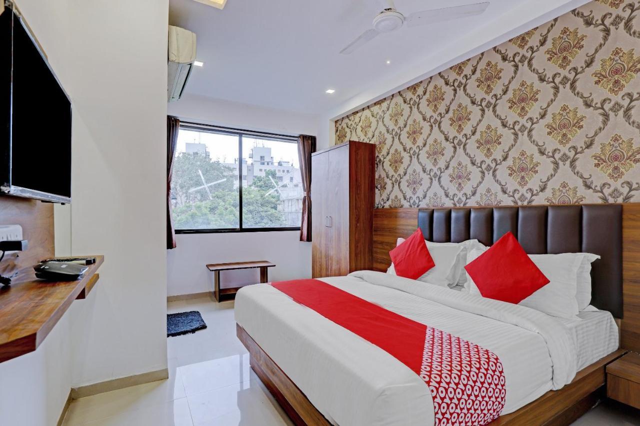 Hotel Oyo 81729 Blue Star 3*
