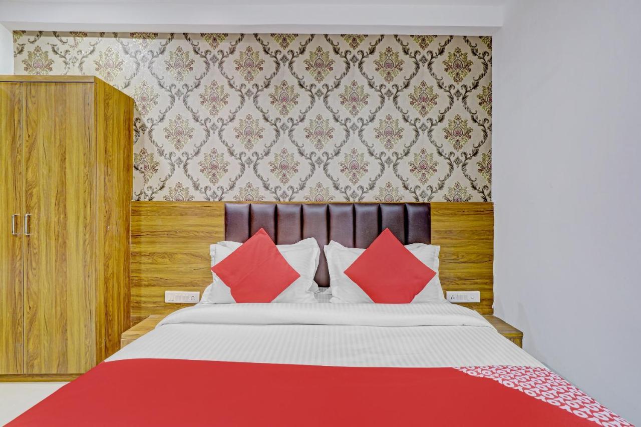 Oyo 81729 Blue Star Ahmedabad