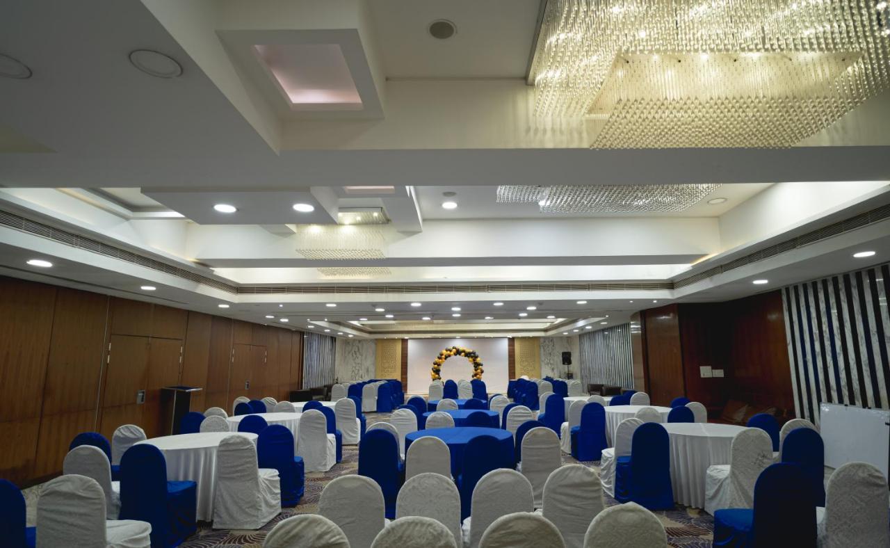 The Fern Residency, Subhash Bridge, 4*
