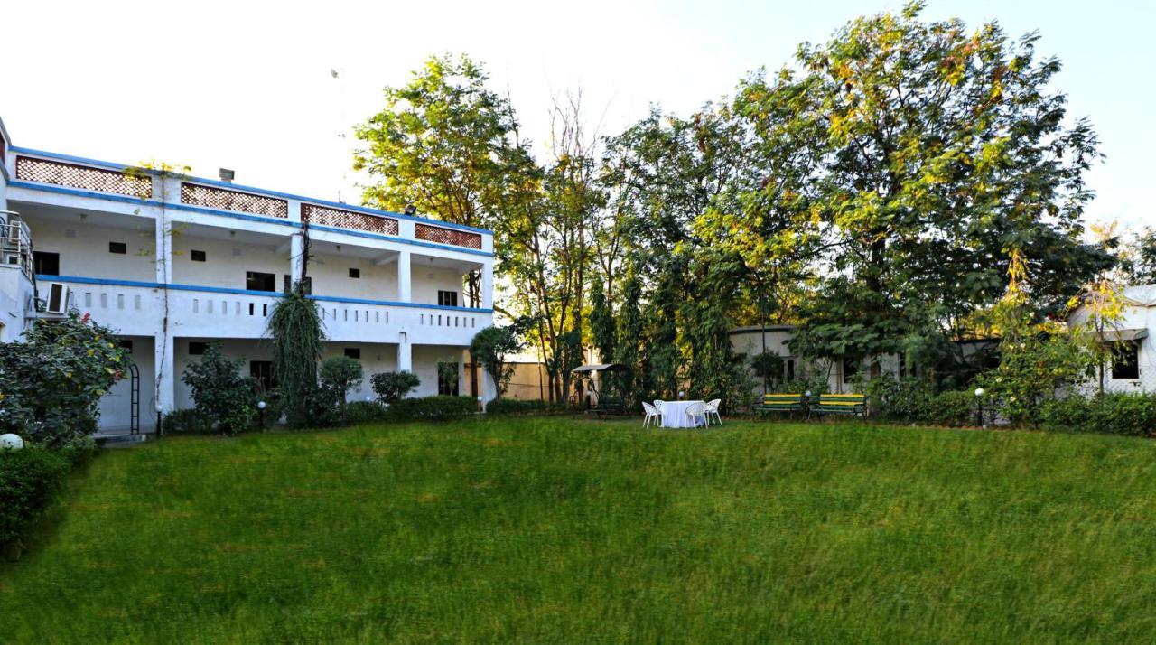 Hotel Arristo And Club Ahmedabad