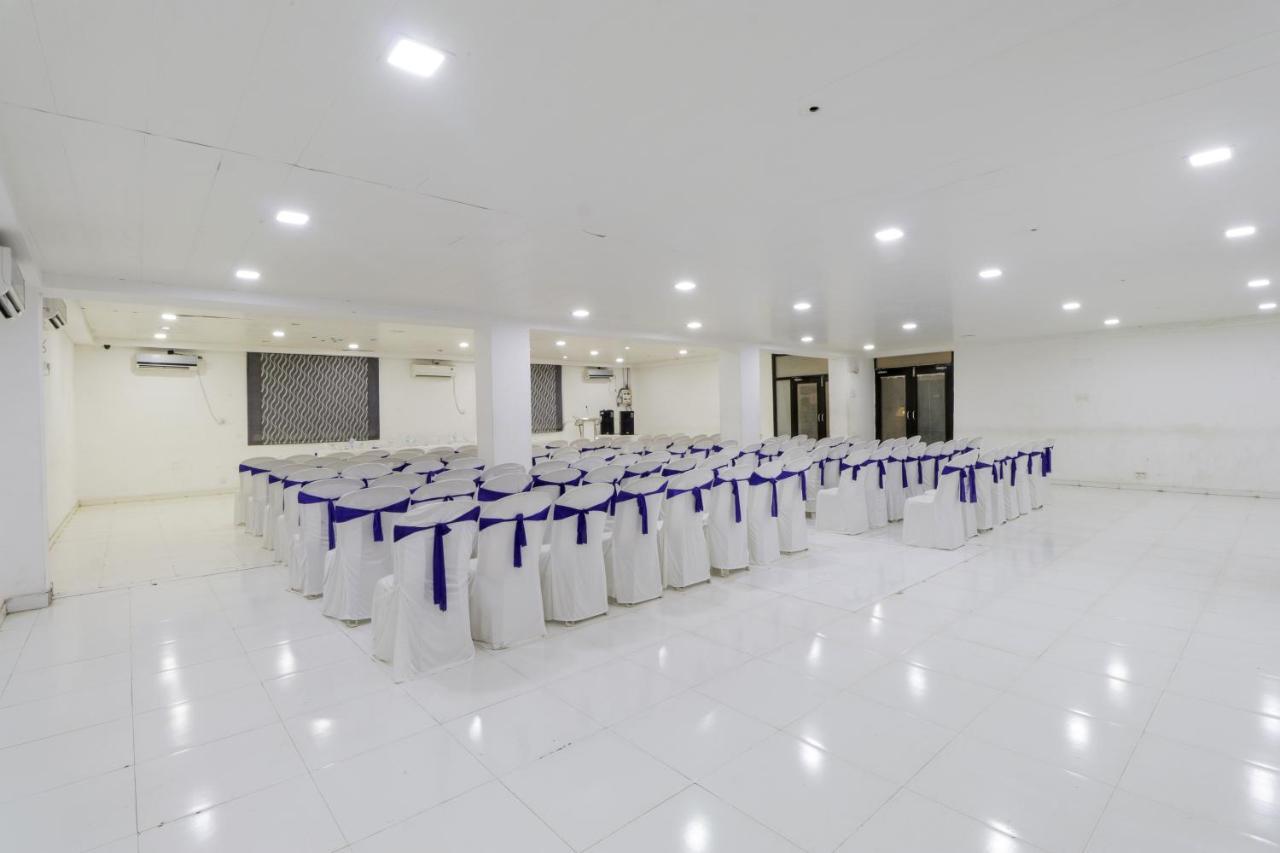 Hotel Arristo And Club Ahmedabad