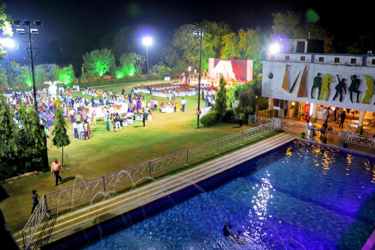 Hotel Arristo And Club Ahmedabad