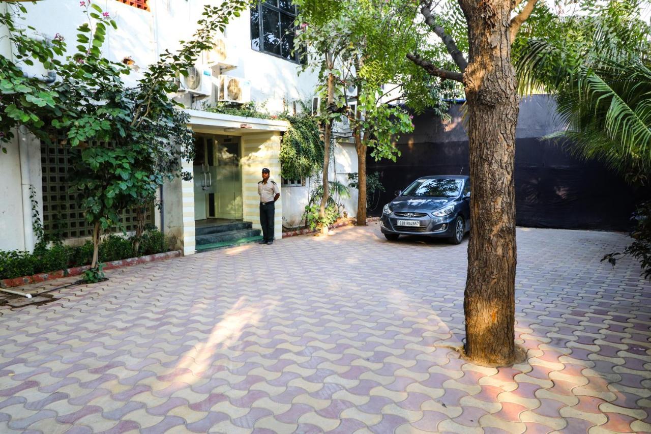 Hotel Arristo And Club Ahmedabad