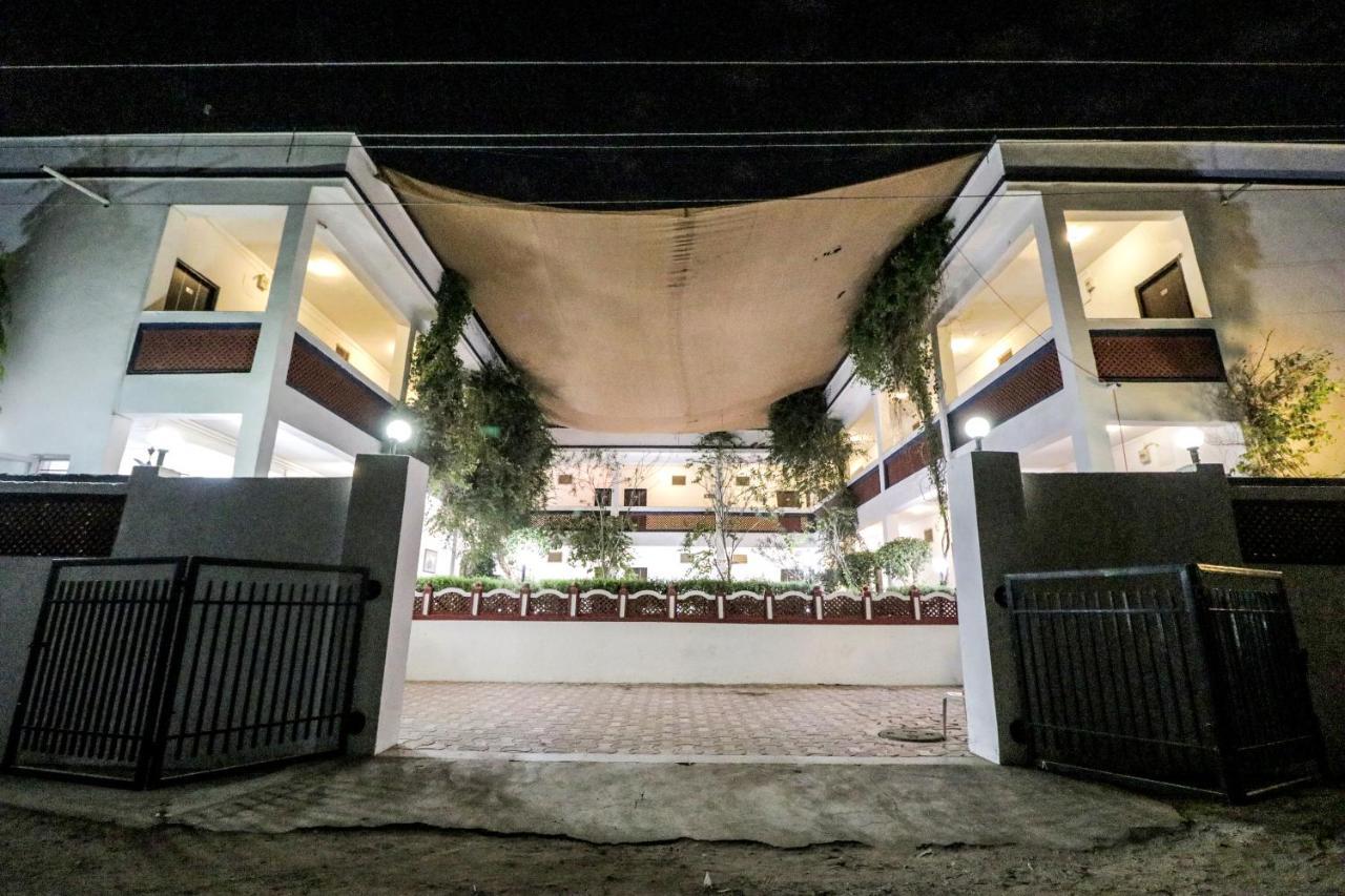 Arristo And Club Hotel Ahmedabad