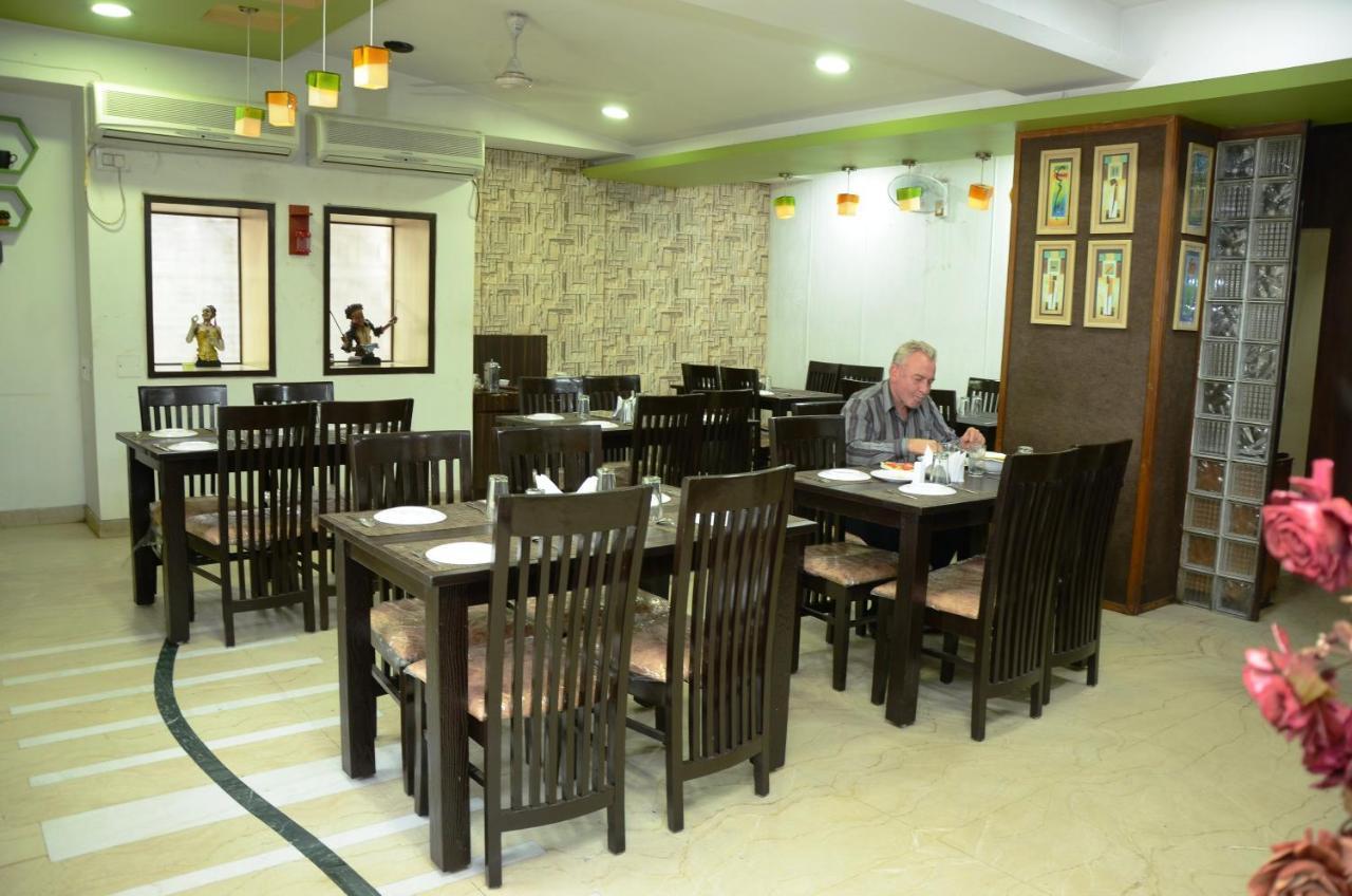 Hotel Airport Plaza 3*