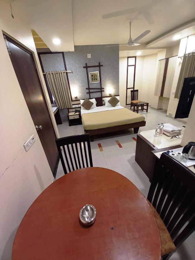 Hotel Airport Plaza 3*