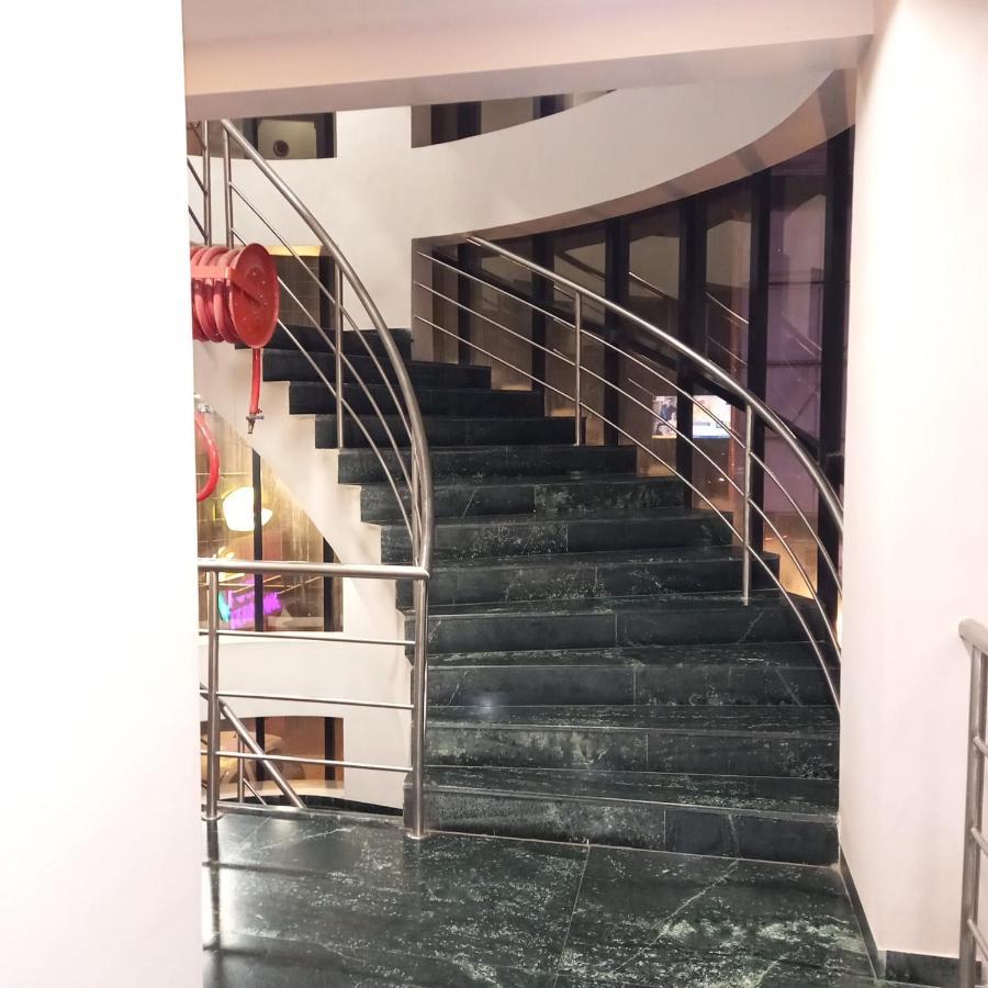 Airport Plaza Hotel 3*