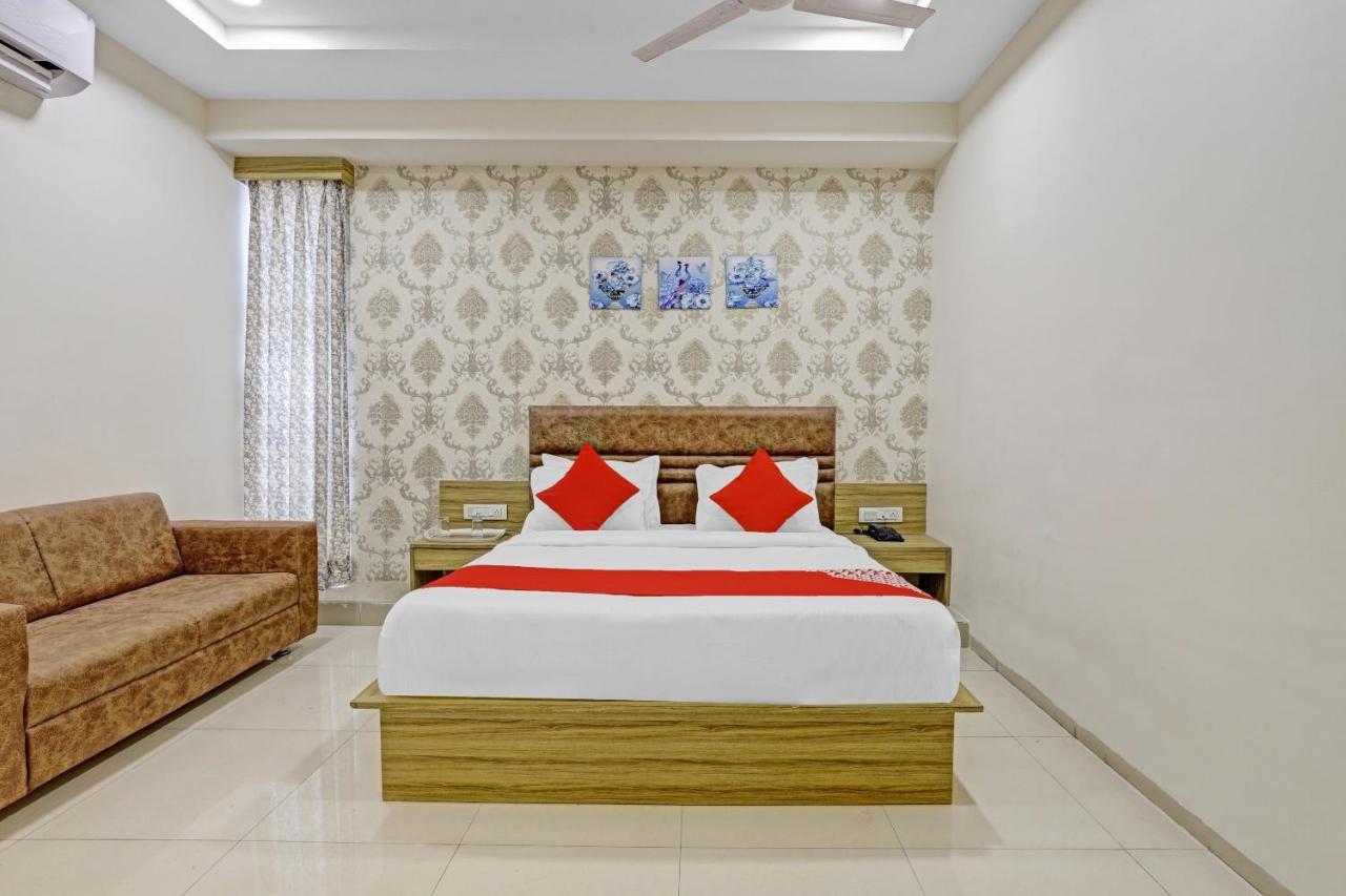 Hotel Oyo Flagship 86605 Hotel The Meriton Ahmedabad