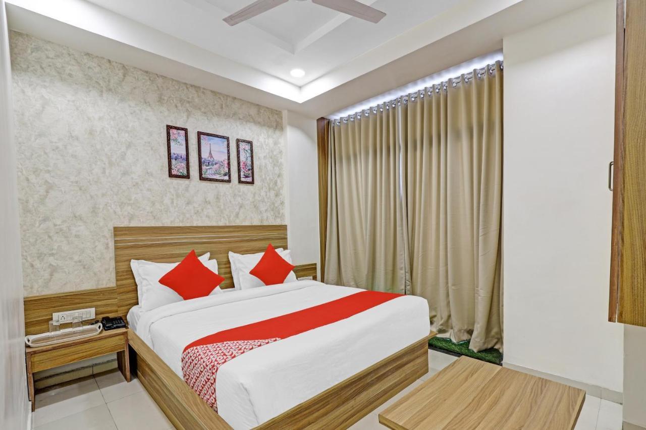 Oyo Flagship 86605 Hotel The Meriton Ahmedabad