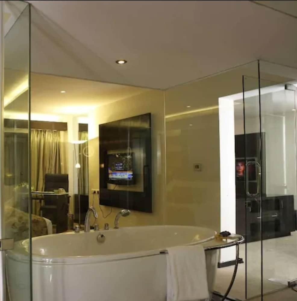 Hotel Welcomhotel By Itc Hotels, Ashram Road,