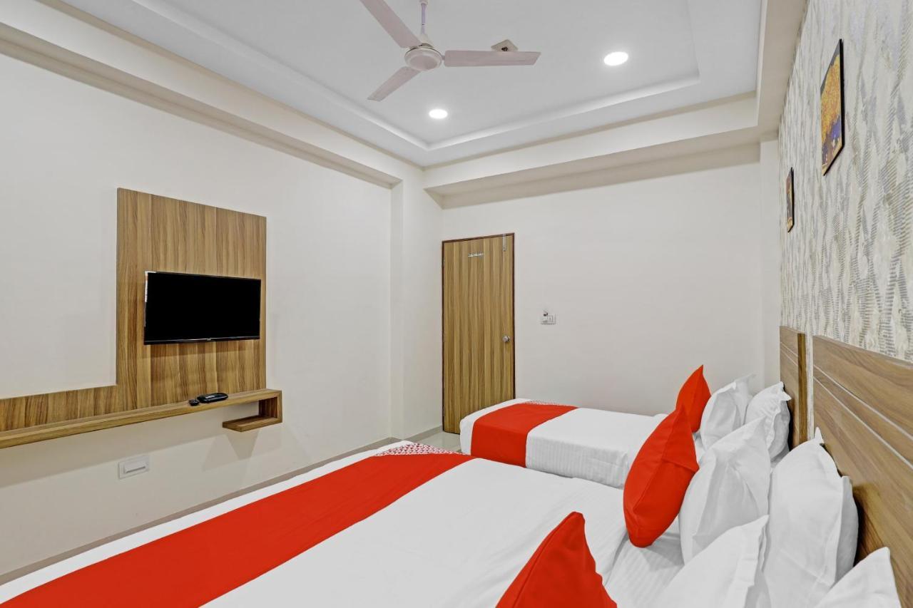 Oyo Flagship 86605 Hotel The Meriton Ahmedabad