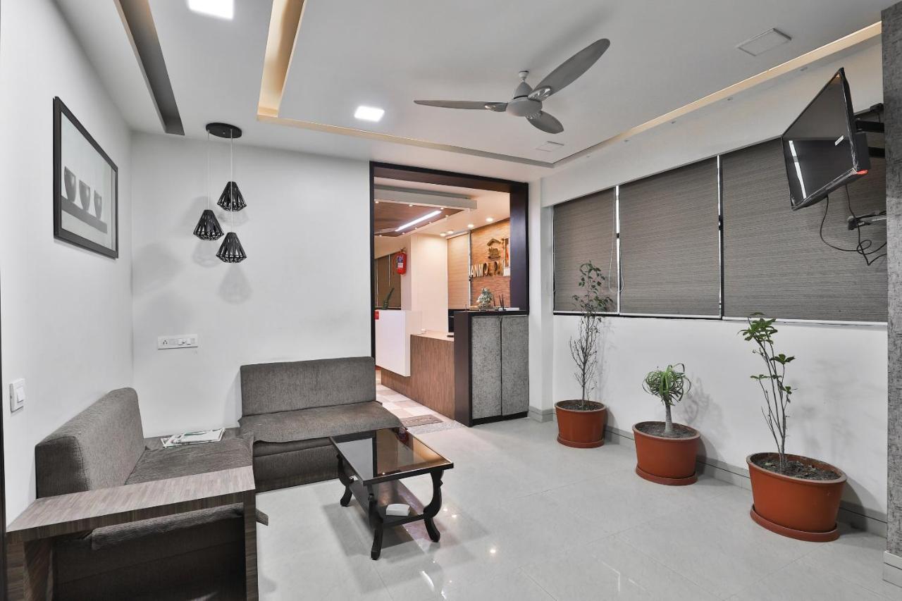 Oyo 23289 Anmol Palace