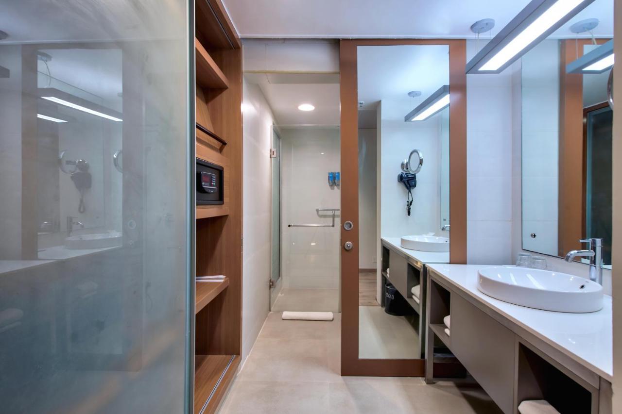 Vivanta Sg Highway Hotel Ahmedabad
