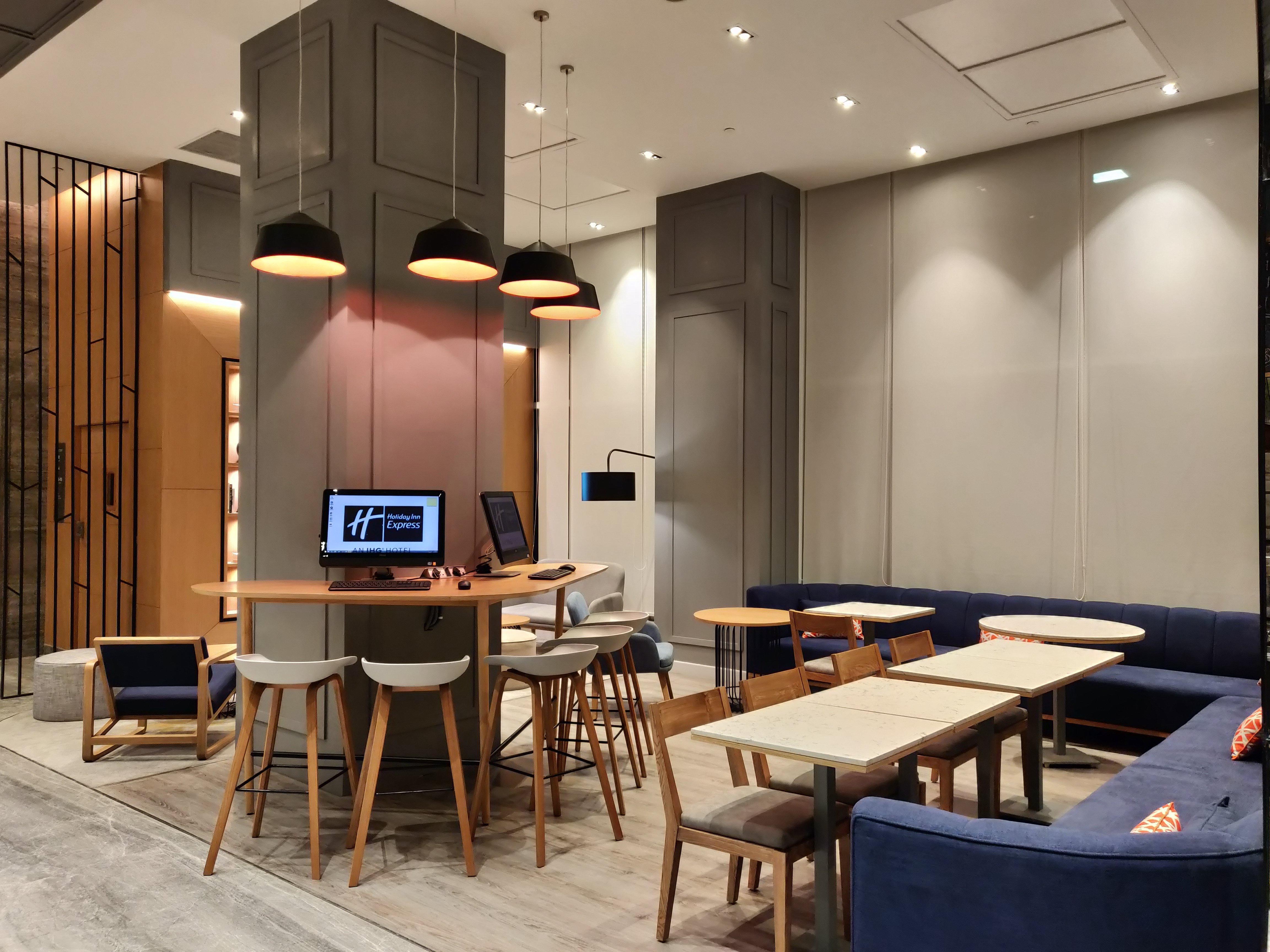 Hotel Express Prahlad Nagar By Ihg Ahmedabad