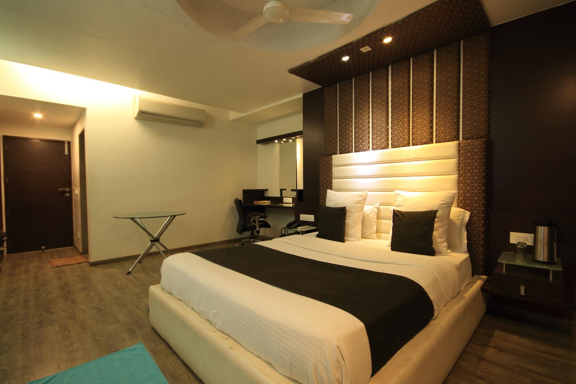 Fabhotel Kadamb 3*
