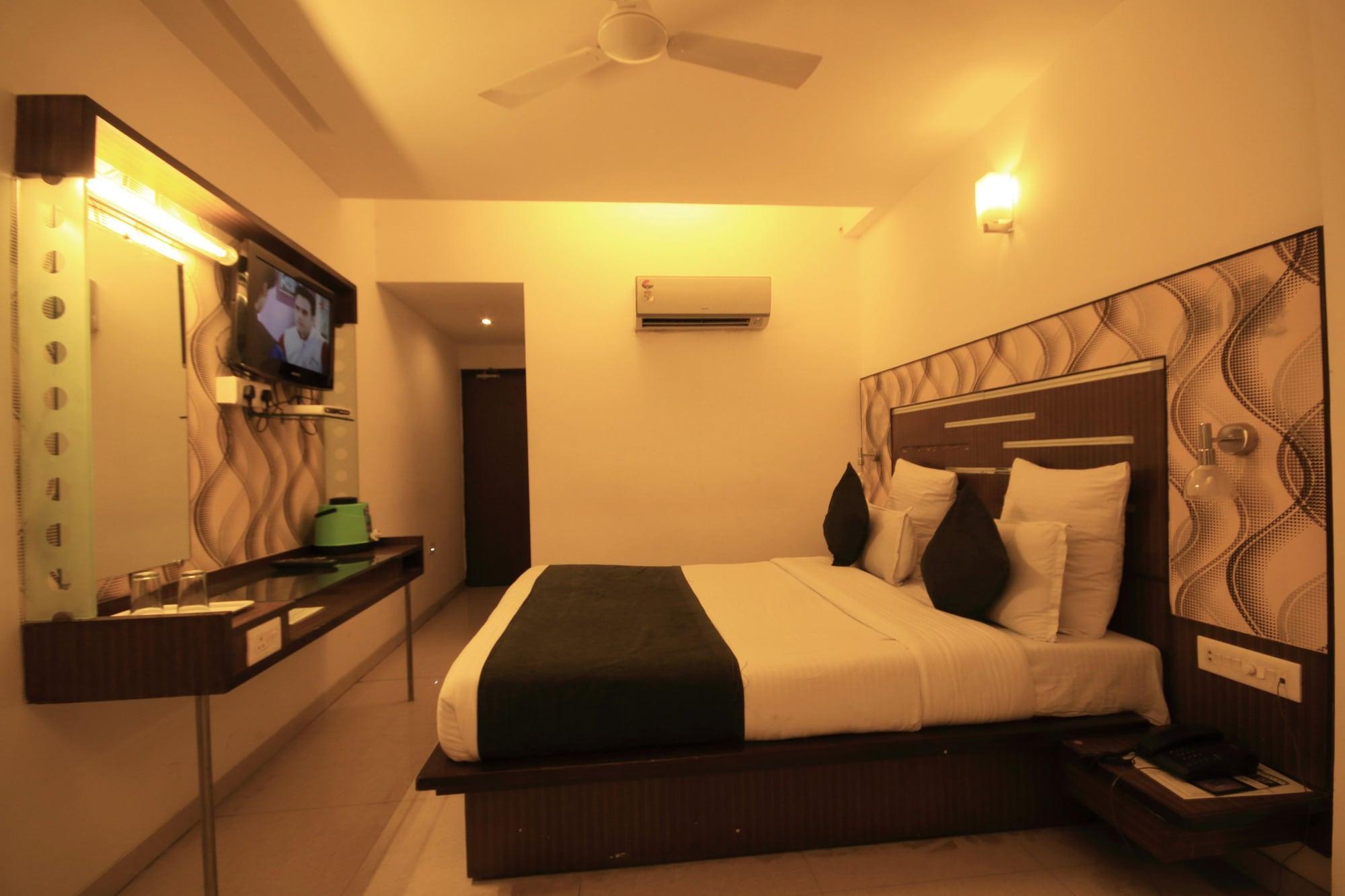 Fabhotel Kadamb 3*