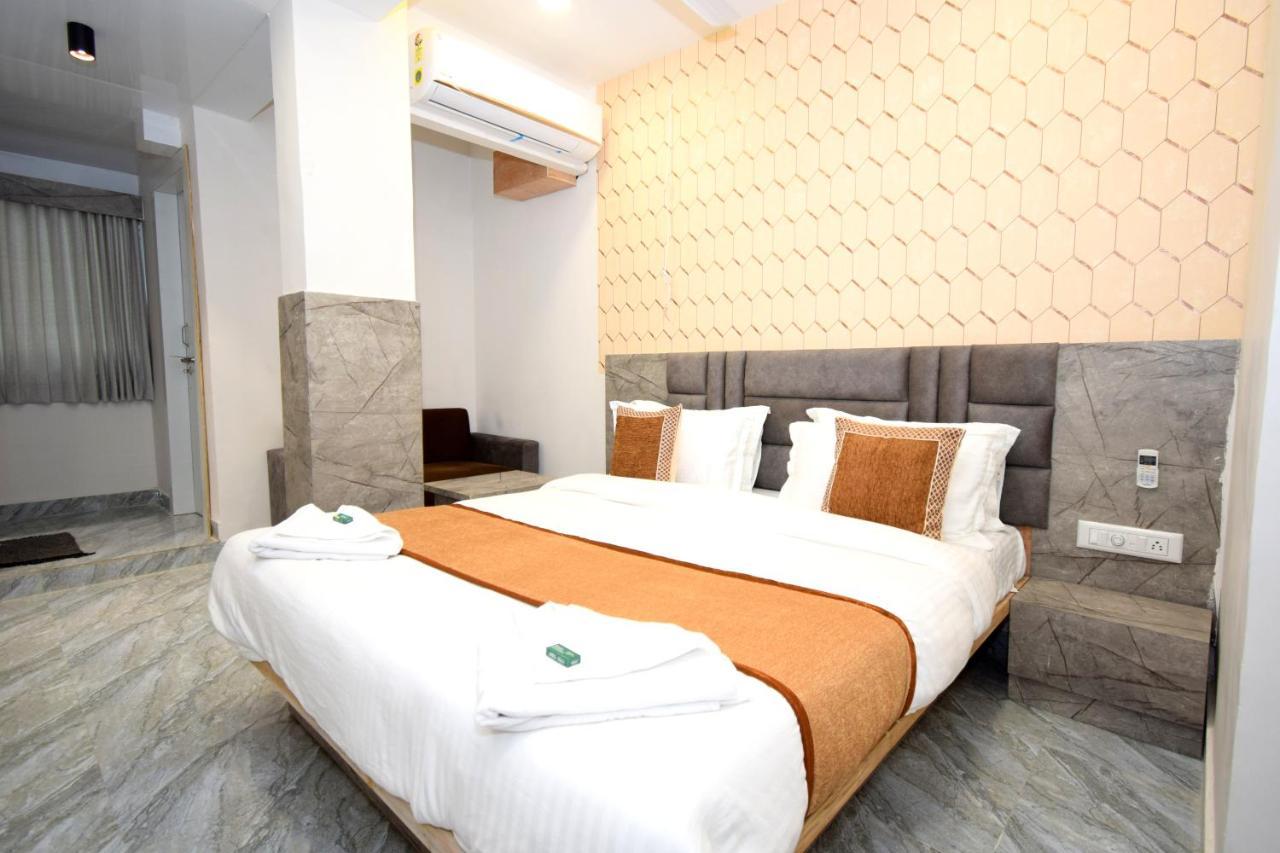 Hotel A1 Vastrapur Ahmedabad