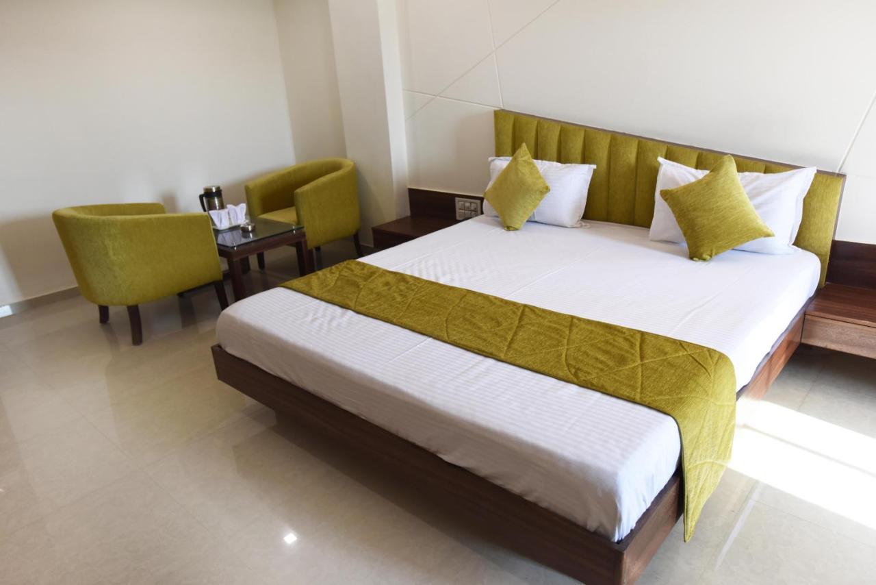 Luxura, Hotel