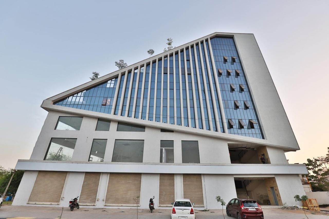 Oyo Raadhe Hotel