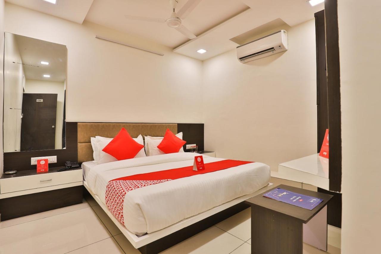 Oyo Raadhe Hotel