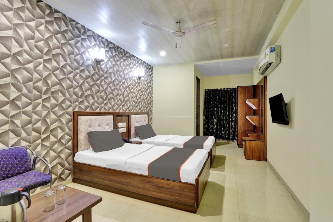 Hotel Collection O 82926 Royal Plaza