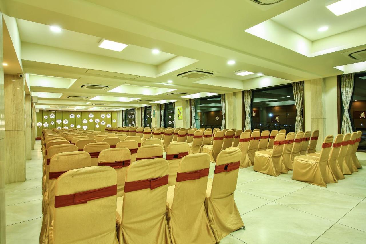 Fabhotel Flora Vastral Hotel 3*