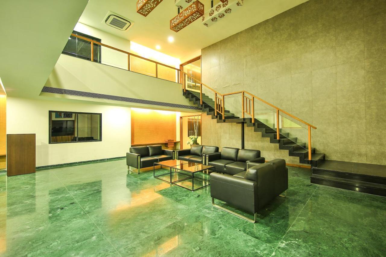 Hotel Fabhotel Flora Vastral