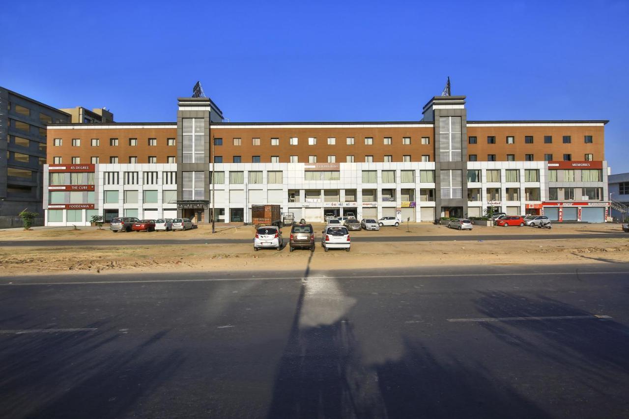 Fabhotel Flora Vastral