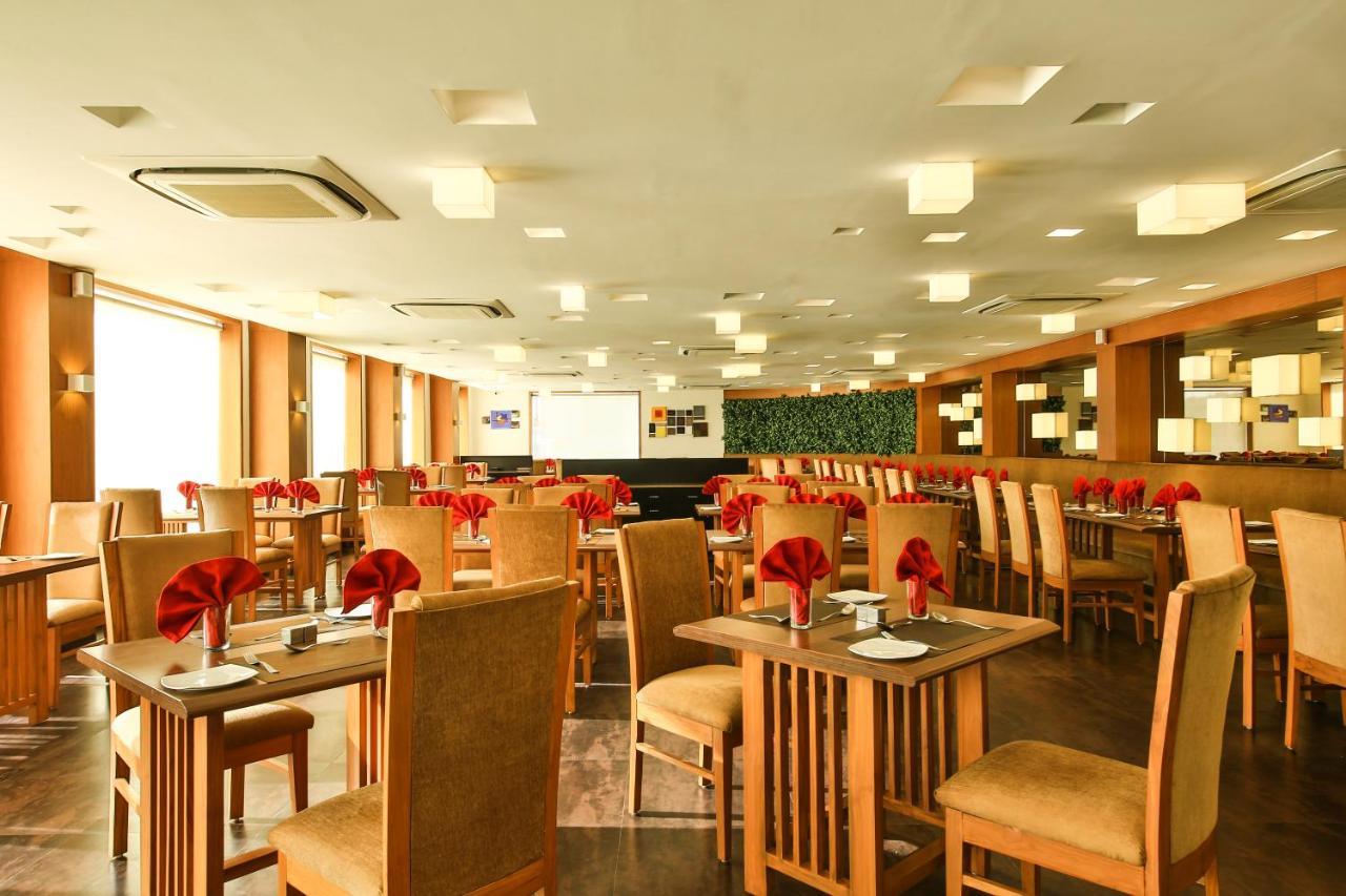 Hotel Fabhotel Flora Vastral 3*