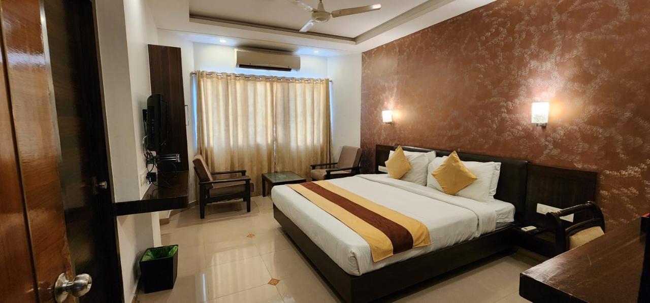 Collection O 17189 Kanak Ashram Road 3*