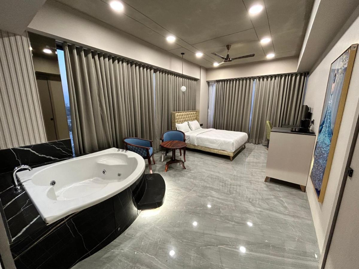 Apricot Motera Hotel