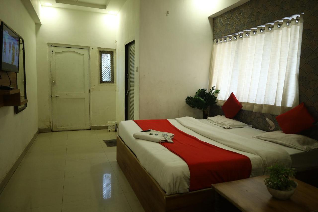 Goverdhan Palace Bapunagar Hotel